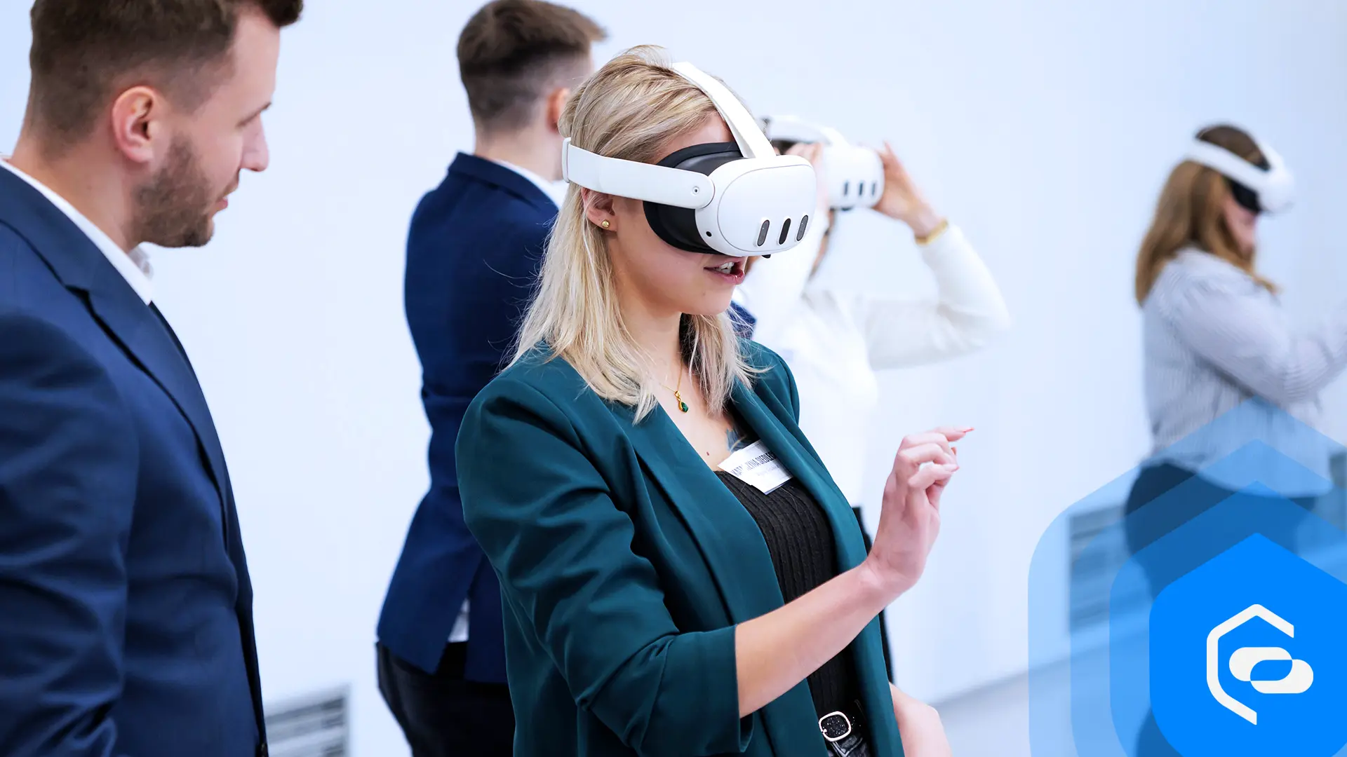 Un hombre observa a una mujer con gafas VR mientras hace gestos con las manos gracias al seguimiento de manos