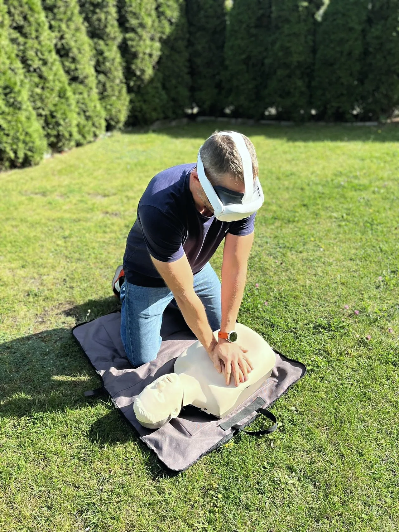 Un hombre realiza una RCP (reanimación cardiopulmonar) con gafas VR como parte de una formación en primeros auxilios.