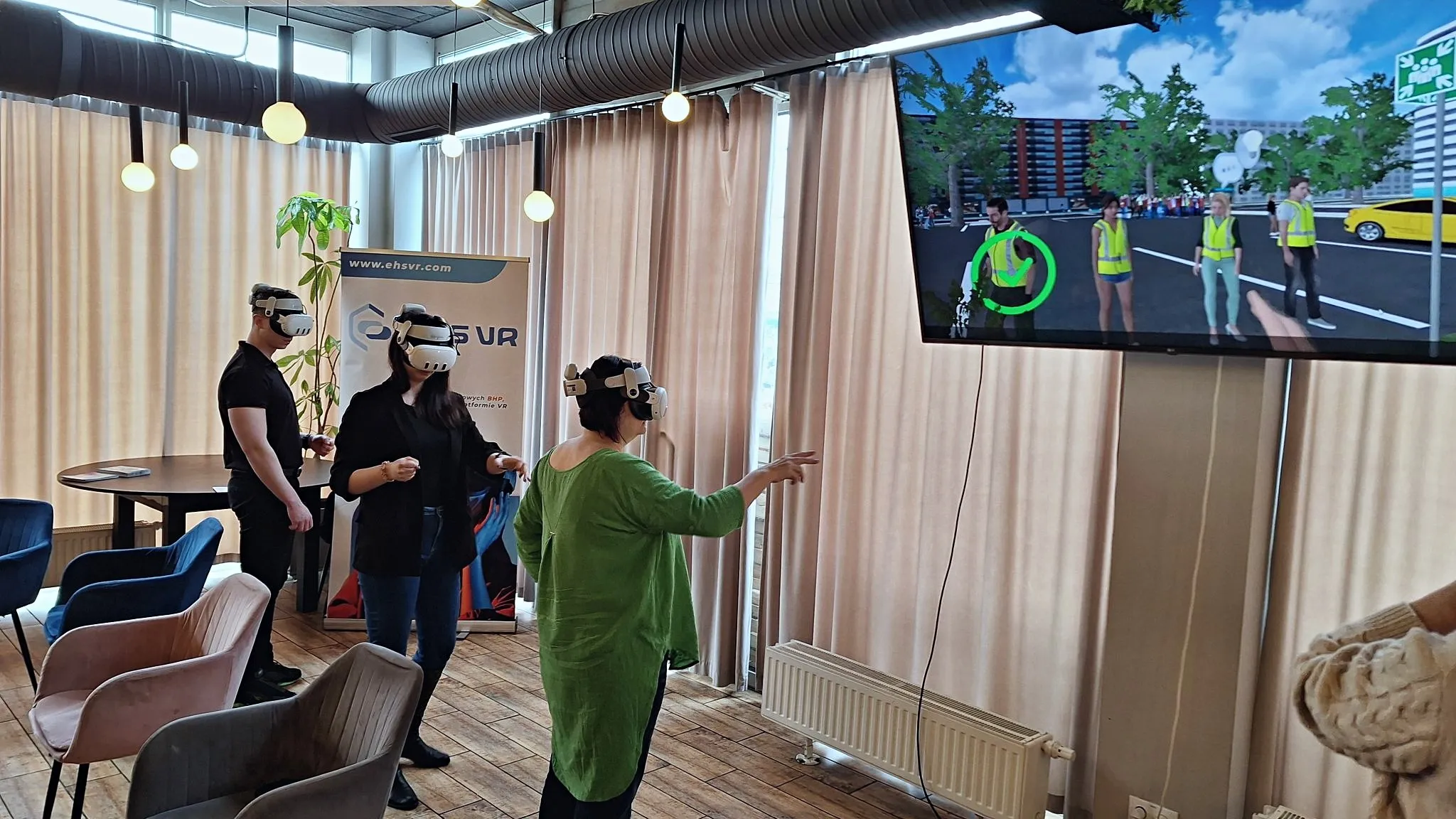 Un grupo de empleados participa en una formación en seguridad contra incendios y practica la evacuación con gafas VR en un entorno simulado.