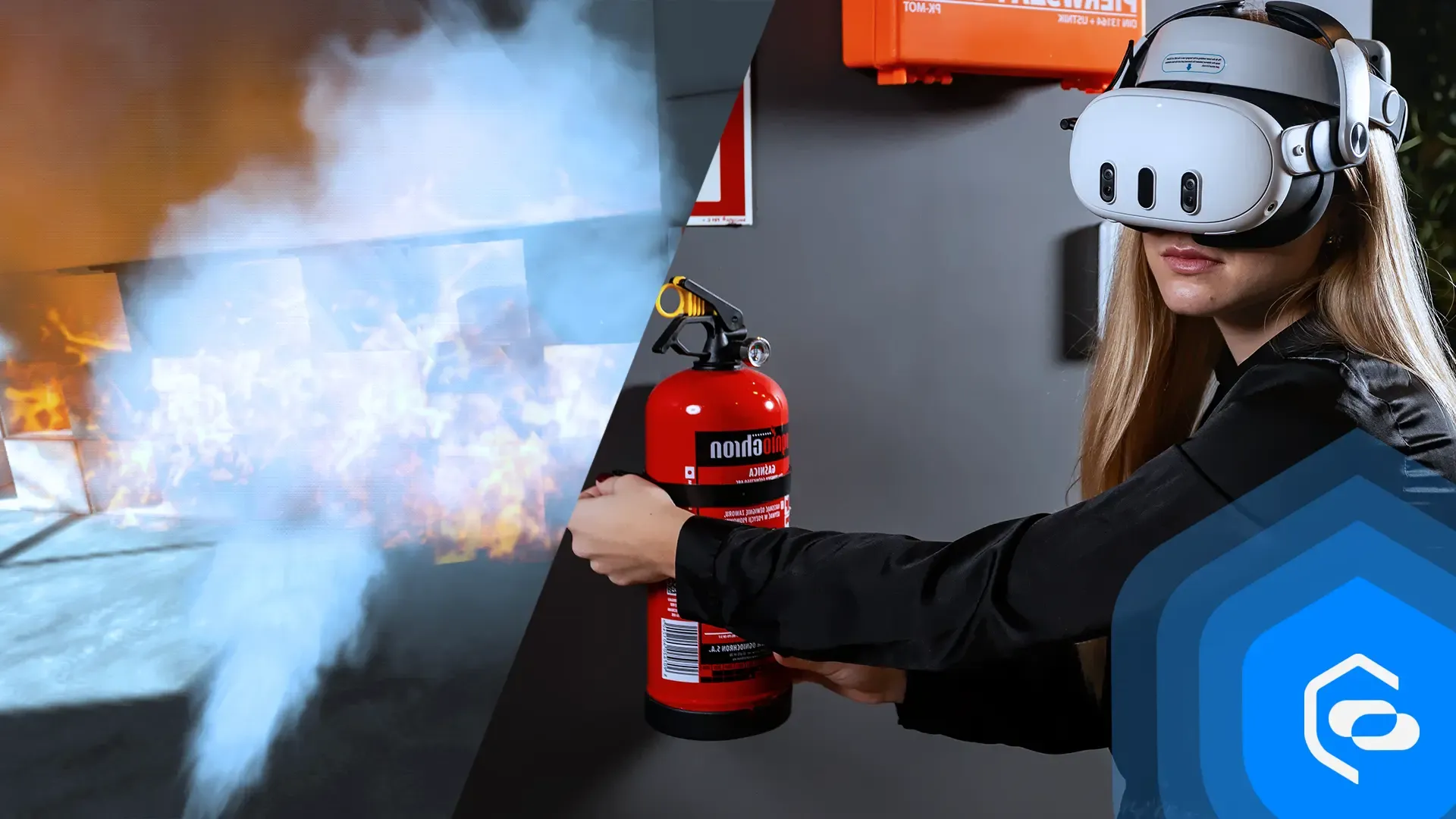Una mujer con gafas VR usa un extintor, junto a la escena equivalente de una simulación VR de incendio