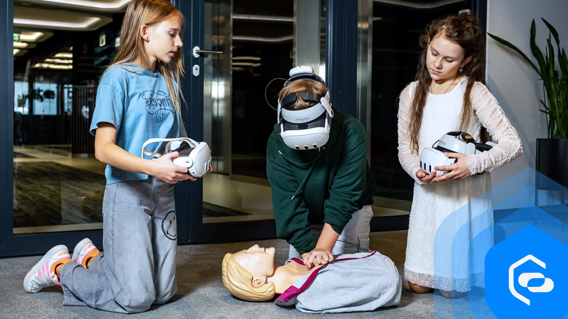 Unos niños sostienen un maniquí y practican primeros auxilios con formación en VR