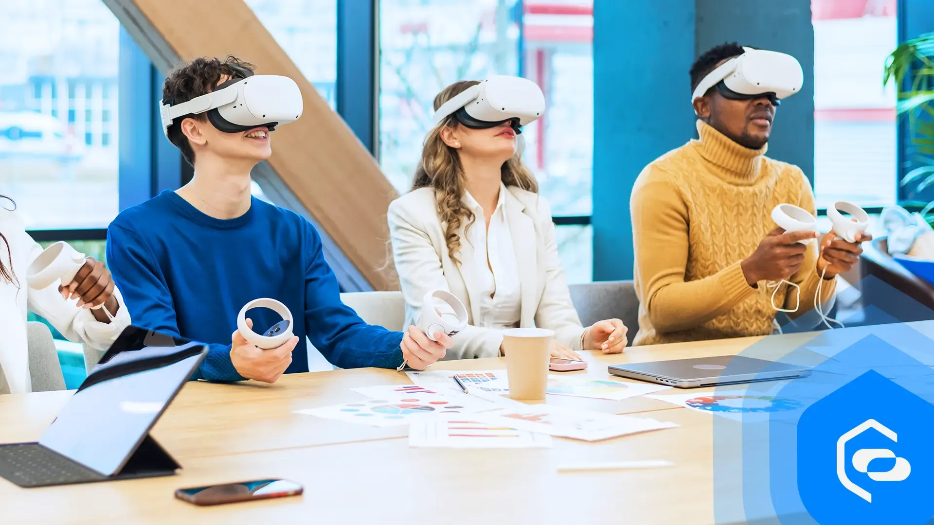 Eine Gruppe von Menschen nimmt an einer Virtual-Reality-Schulung teil und diskutiert oder vergleicht sie mit klassischen Schulungsmethoden