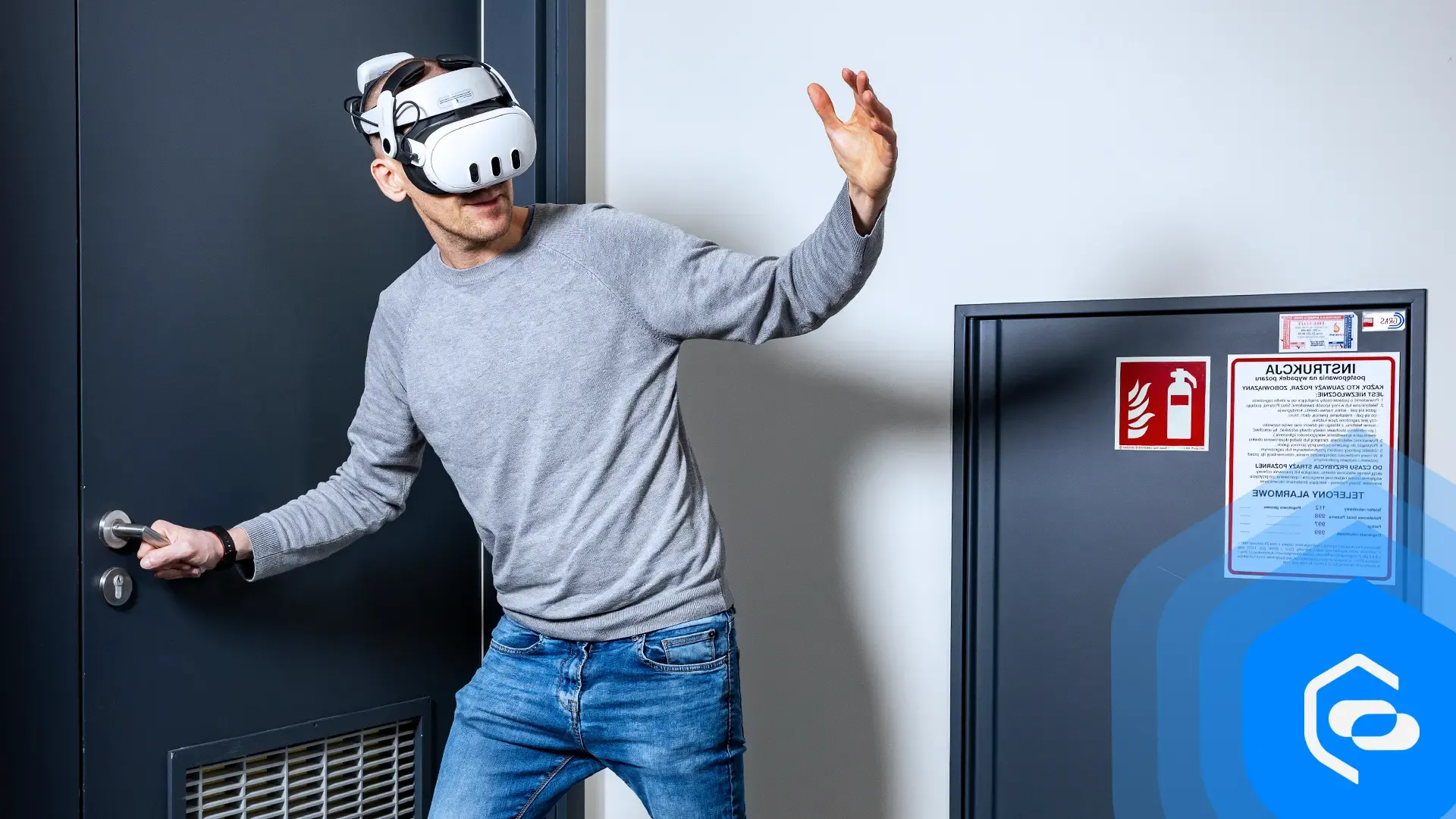 Ein Mann führt mit einer Virtual-Reality-Brille eine Brandevakuierungsübung durch