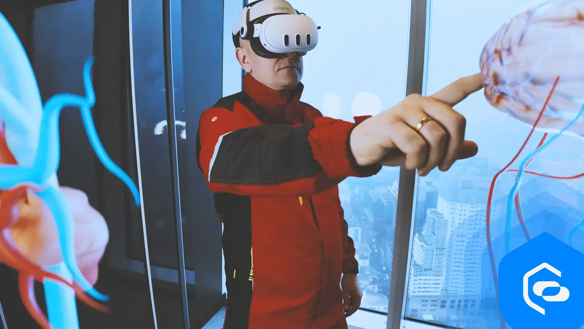 Ein Mann mit VR-Brille, umgeben von virtuellen Elementen in seiner Umgebung